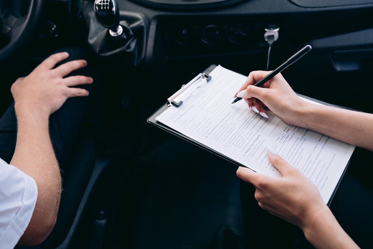 Eerste auto op naam: wat je theorie niet vertelt over schade, verzekeringen en je rechten