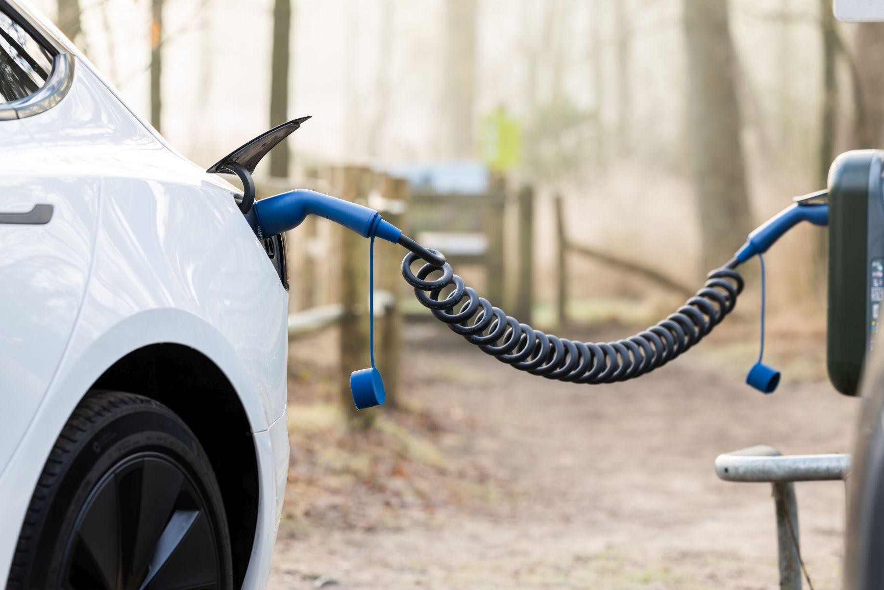 Waarom een EV laadkabel onmisbaar is voor elektrisch rijden